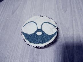 先用浅灰色，挤出眼眶外围和嘴部大致轮廓