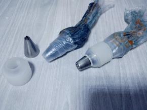 将浅灰色，深灰色和白色奶油霜装入不同的裱花袋。一开始我用的蒙布朗裱花嘴，后来发现杯蛋糕太小，花嘴太大，所以重新装入剪小口的裱花袋操作了