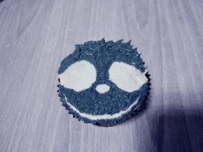 填充好浅灰色的脸颊和额头