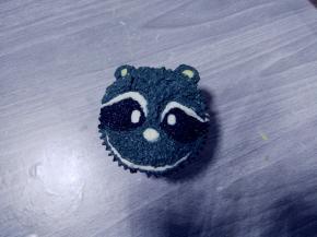 用小毛刷沿皮毛生长方向，将奶油霜表面轻轻刷出痕迹