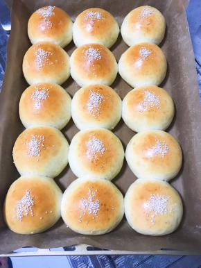 在发酵中，再喷雾二次保湿，发酵二倍大。
10: 送入提前预热好的烤箱中层，上下火180 度25 分钟。
11: 出炉后移至烤网上放凉，凉至微热放入保鲜袋密封保存。