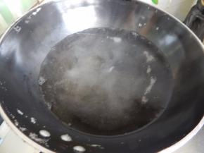 锅里加入水加入料酒水开后把牛肉焯一下水