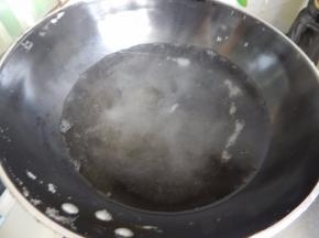 锅里加入水加入料酒水开后把牛肉焯一下水