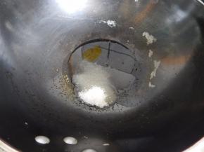 锅里加入油加入白糖