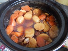 在加入胡萝卜及土豆炖半小时