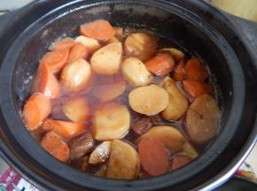 在加入胡萝卜及土豆炖半小时
