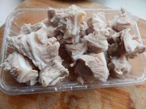 剁好加入料酒，加入水里焯一下水