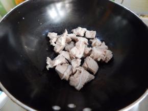 锅里加入油加入月牙骨