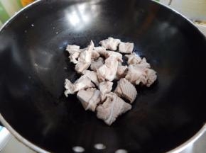 锅里加入油加入月牙骨