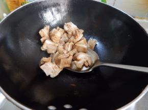 快速炒散，加入生抽炒匀