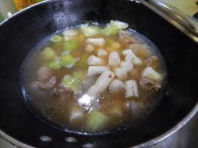 炖半小时加入莴笋及山药