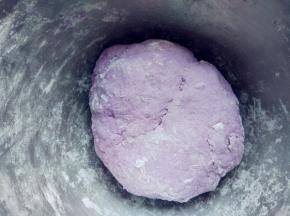 取适量紫甘蓝汁（加少许紫甘蓝泥）和高筋粉、酵母粉、糖盐油，大致揉成团