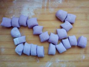 取一块，揉成长条，切成大小相当的剂子