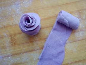 在中间横向切开后，从一端朝另一端卷起