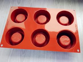 将学厨堡尔美克模具内涂少许软化或融化的黄油，更容易脱模