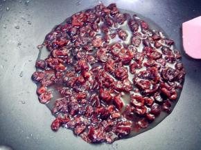 制作蔓越莓果酱：将蔓越莓干洗净，与细砂糖和少许水一起放入锅中