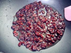 制作蔓越莓果酱：将蔓越莓干洗净，与细砂糖和少许水一起放入锅中