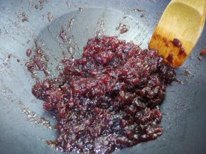 小火熬成粘稠状，晾凉备用