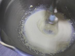 制作蔓越莓乳酪奶油酱：细砂糖与盐混合，加入软化的乳酪，拌匀后加入冷藏的淡奶油，打发到尖角状态