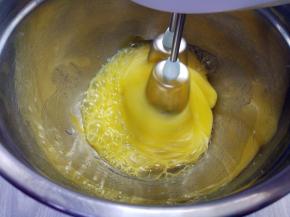 将全蛋2个，蜂蜜，细砂糖隔水小火加热到40度左右