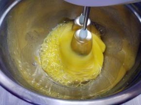 将全蛋2个，蜂蜜，细砂糖隔水小火加热到40度左右