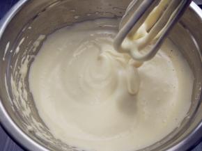 用打蛋器打发到面糊滴落时呈带状