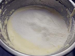 将低筋粉，糖粉，杏仁粉和可可粉过筛拌匀，分次加入上一步骤中，翻拌均匀