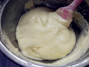 将无盐发酵黄油融化，与上一步骤混合均匀