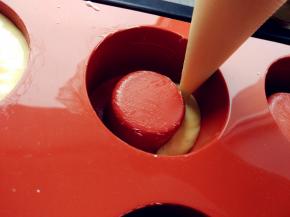 均匀挤入学厨堡尔美克模具中，填满整个模具