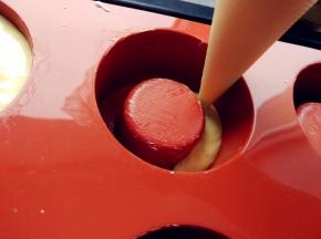 均匀挤入学厨堡尔美克模具中，填满整个模具