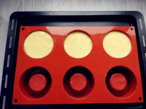 放入烤箱中层，上下火170度，烤10分钟左右