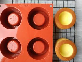 烤好后取出，晾凉，用手捏住蛋糕体稍旋转一下，脱模。可以看到蛋糕体非常完整，没有粘膜，上色很均匀。