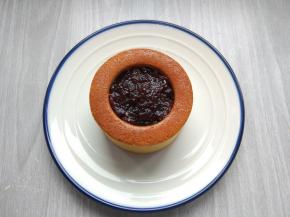 将蔓越莓果酱挤入堡尔美克模具中间的凹陷