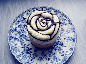 冷冻好的玫瑰乳酪入冰箱取出脱模，放在蛋糕底上，少许融化的巧克力勾线即可