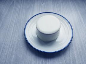 也可以用一半的白巧克力加淡奶油小火加热调匀，淋面后静置凝固，再把玫瑰花脱模放在上面