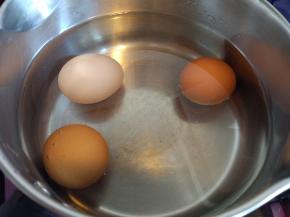 将冷藏的个头稍小的鸡蛋放入煮沸后小火的水中，煮3.4分钟左右