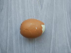 煮到表层蛋白刚刚凝固，取出淋冷水后，剥壳备用