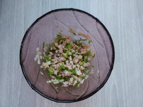 切葱花儿和火腿碎。火腿可适量再多放些