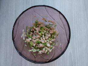 切葱花儿和火腿碎。火腿可适量再多放些