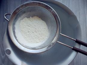 将低筋粉和泡打粉、胡椒粉混合过筛