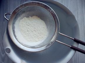 将低筋粉和泡打粉、胡椒粉混合过筛