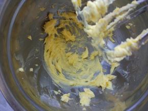 用电动打蛋器将软化的黄油和糖粉打至顺滑