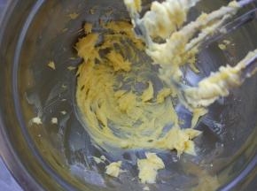 用电动打蛋器将软化的黄油和糖粉打至顺滑