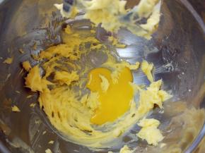 逐次加入全蛋液