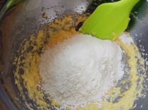 倒入筛好的粉类材料