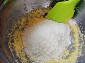 倒入筛好的粉类材料