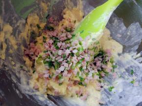 倒入葱花儿和火腿碎，拌匀