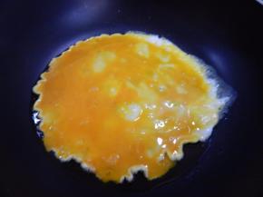 鸡蛋打散入锅里炒