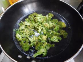 西兰花焯一下盐水