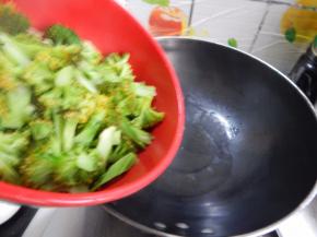 炒好的鸡蛋装盘，然后加入西兰花